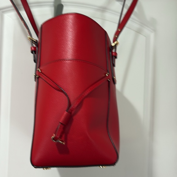 Michael Kors Voyager Saffiano Leather Tote Bag
Style# 30H1GV6T4T
NWT
Flame - Picture 4 of 10